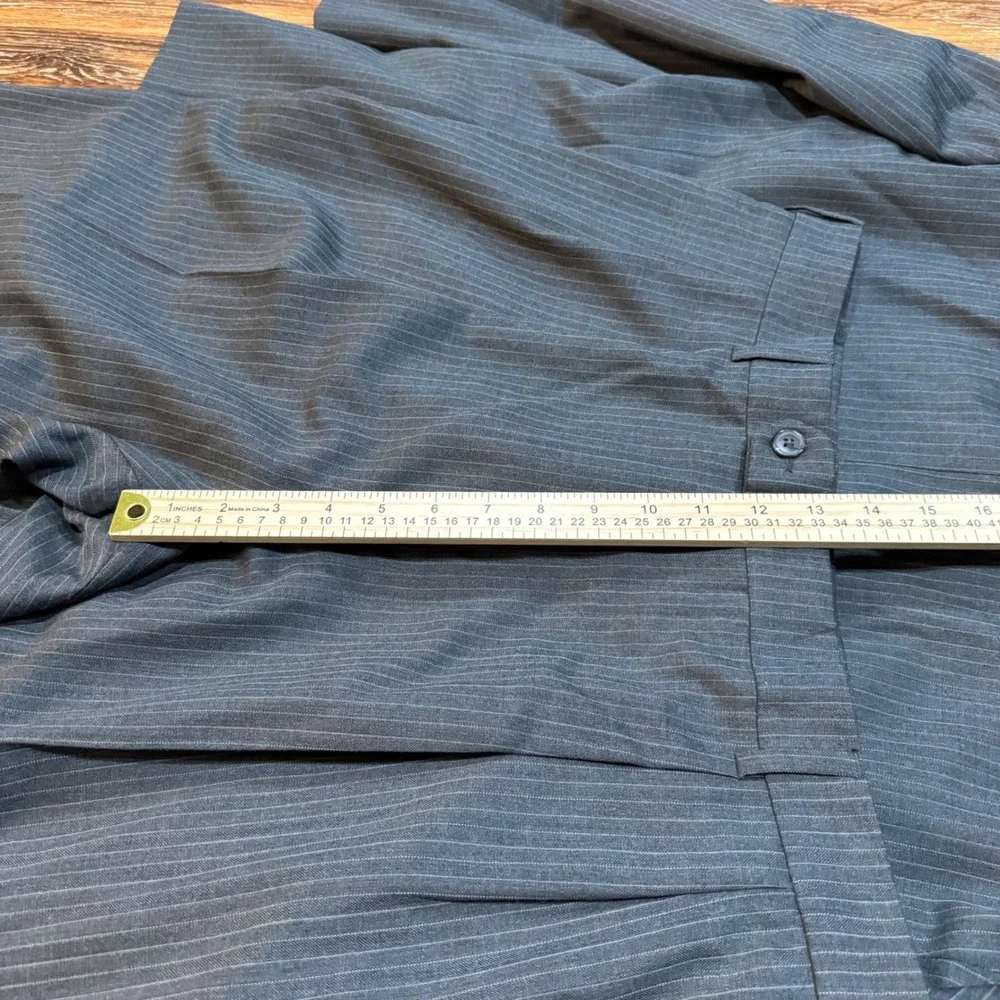 Jos A Bank Travelers Collection Men's 46R Suit 100% Wool Gray Pinstripe 2 Piece